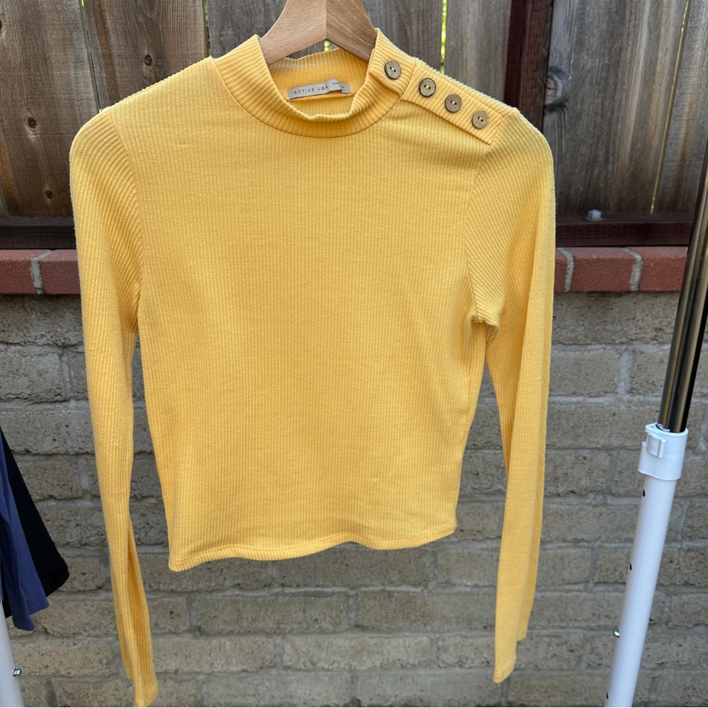 Active USA Women's Yellow Ribbed Knit Long Sleeve Top Size Small Button Accent